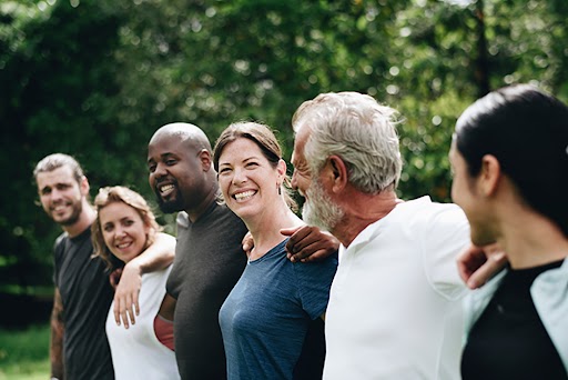 Une rangée de personnes souriantes.