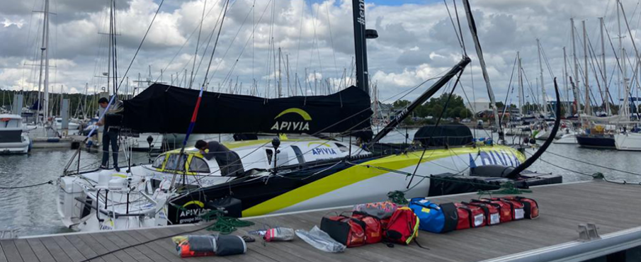 Opération avitaillement à bord de l’Imoca APIVIA