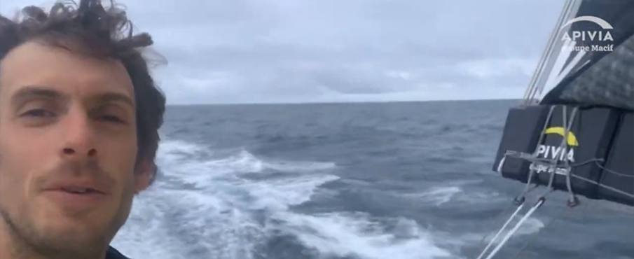 Les milles défilent dans le sillage de l'Imoca APIVIA